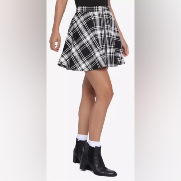Hot Topic Dresses & Skirts - HOT TOPIC BLACK/WHITE PLAID O-RING SKATER SKIRT. Sz. Sm. FUN, FLIRTY, COMFY